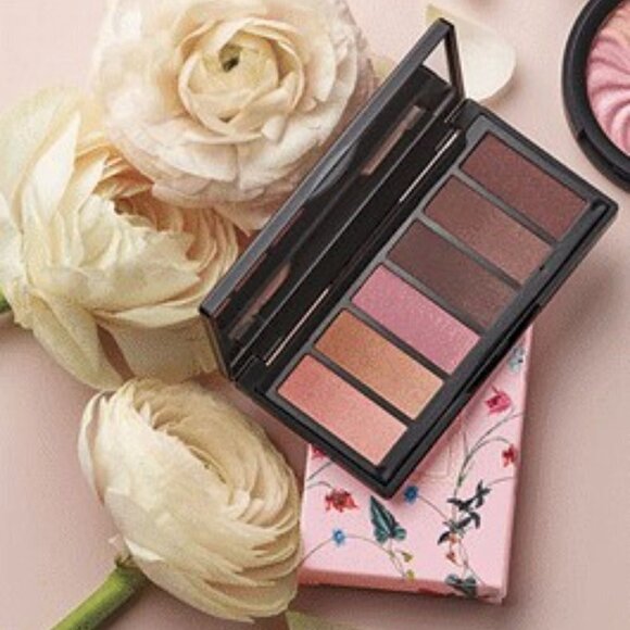 🌟 HOST PICK 🌟 Avon fmg Caress Me Cashmere Eyeshadow Palette - Picture 2 of 3